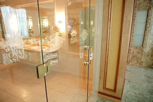 Royal Casino Spa & Hotel . Bathroom.